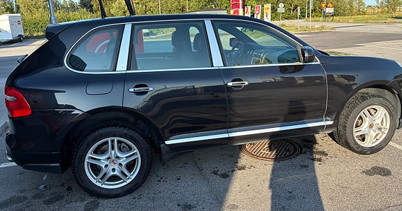 Porsche Cayenne 3 of 12
