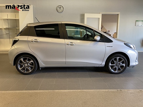 Toyota Yaris 5 of 16