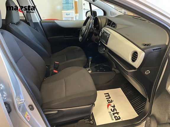 Toyota Yaris 8 of 16