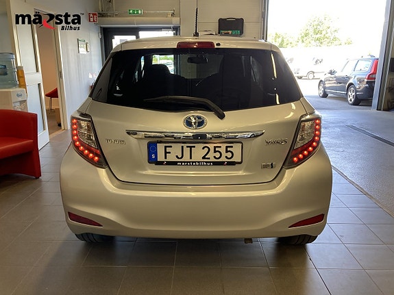 Toyota Yaris 7 of 16