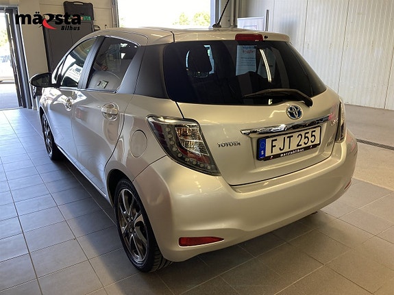 Toyota Yaris 4 of 16