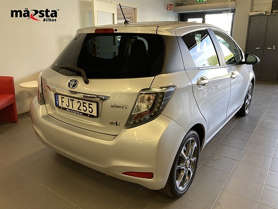Toyota Yaris 3 of 16