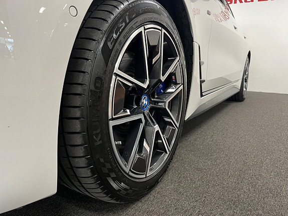 BMW i4 12 of 30