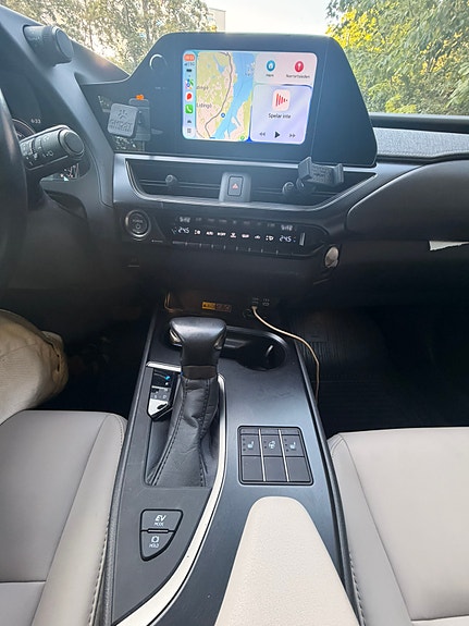 Lexus UX250h 13 of 14