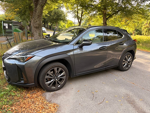 Lexus UX250h 4 of 14