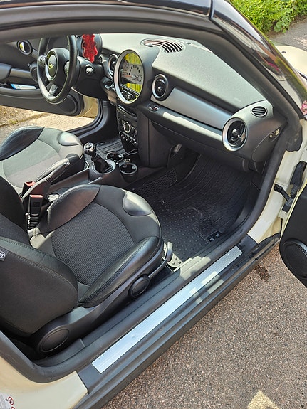 MINI Cooper 12 of 12