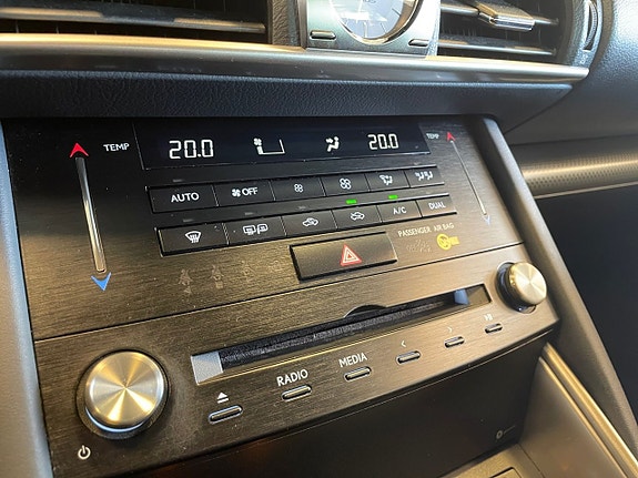 Lexus IS300h 25 of 26