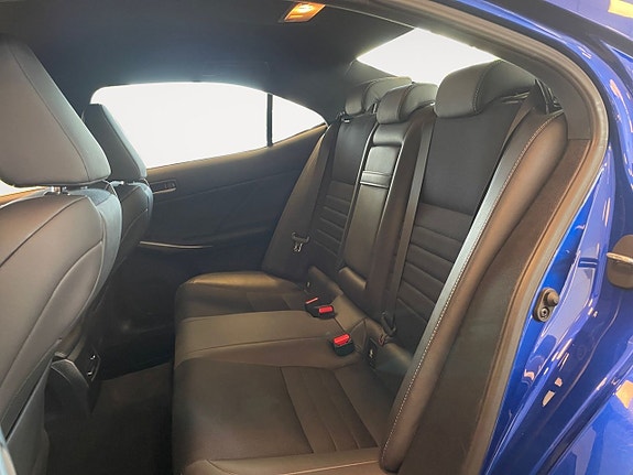 Lexus IS300h 14 of 26