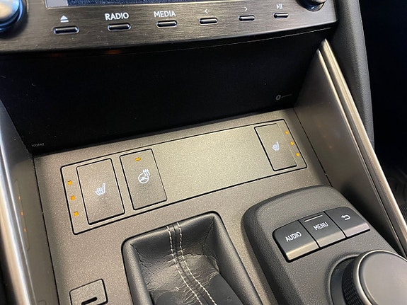 Lexus IS300h 24 of 26
