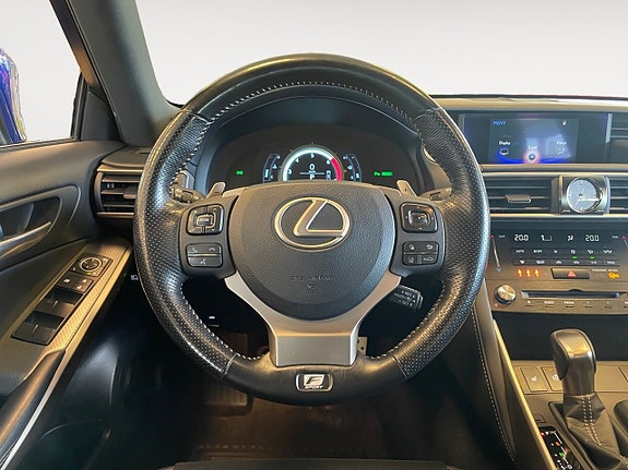 Lexus IS300h 13 of 26