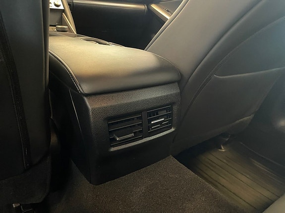 Lexus IS300h 20 of 26
