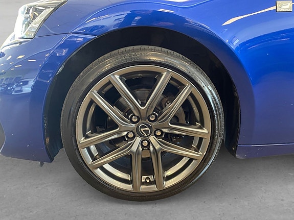 Lexus IS300h 8 of 26