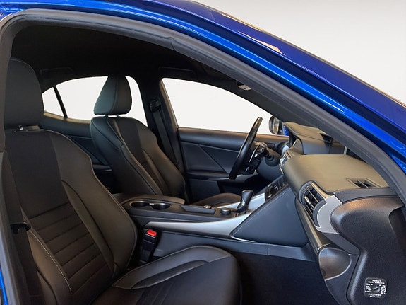 Lexus IS300h 15 of 26