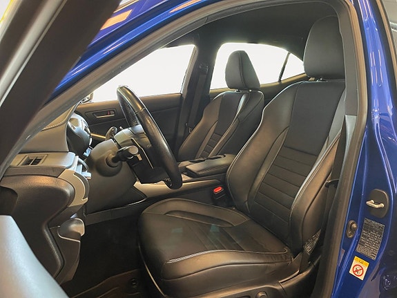 Lexus IS300h 9 of 26