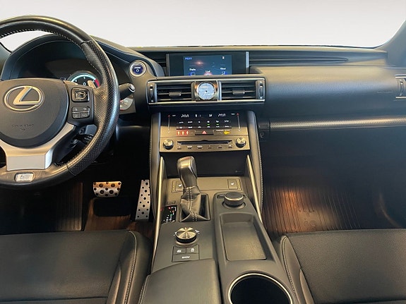 Lexus IS300h 11 of 26