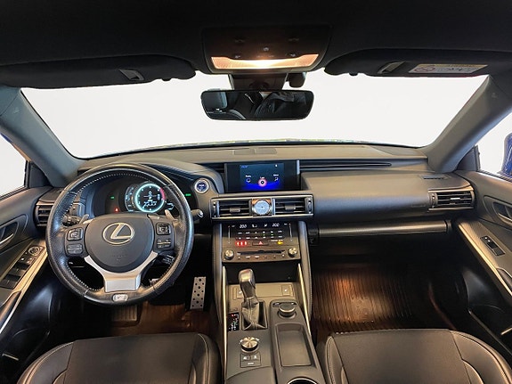 Lexus IS300h 10 of 26