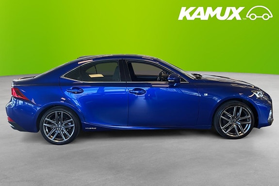 Lexus IS300h 2 of 26