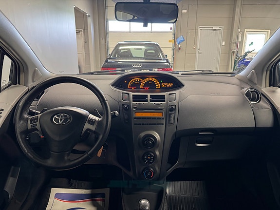 Toyota Yaris 7 of 15