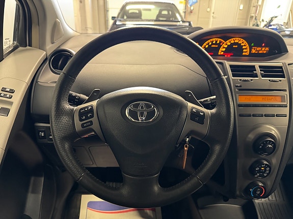 Toyota Yaris 9 of 15