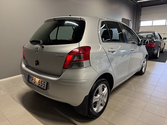 Toyota Yaris 2 of 15