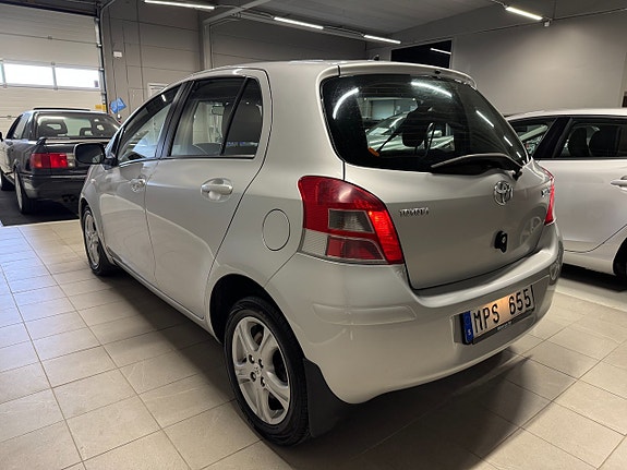 Toyota Yaris 4 of 15