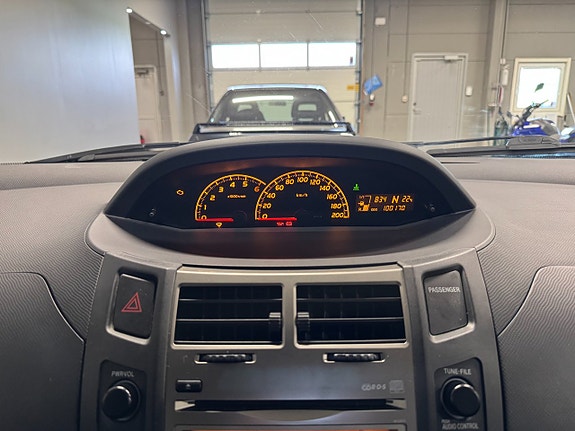 Toyota Yaris 12 of 15