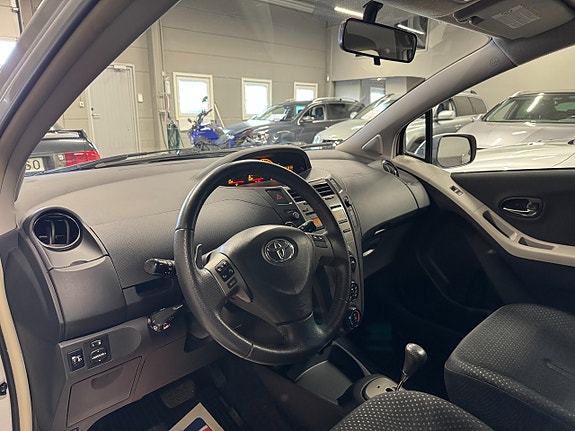 Toyota Yaris 6 of 15