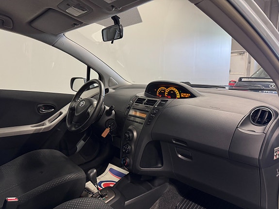 Toyota Yaris 8 of 15