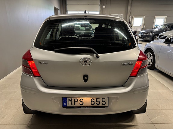 Toyota Yaris 3 of 15