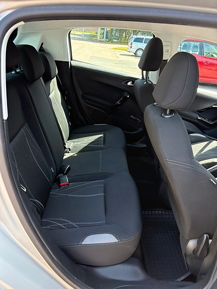 Peugeot 208 12 of 15