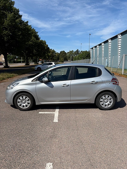 Peugeot 208 3 of 15
