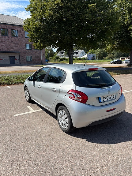 Peugeot 208 4 of 15