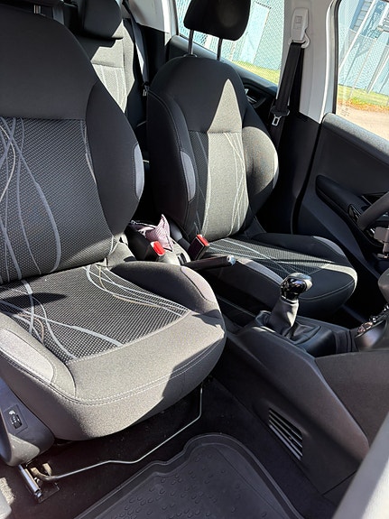 Peugeot 208 11 of 15