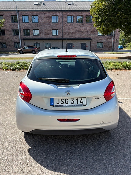 Peugeot 208 5 of 15
