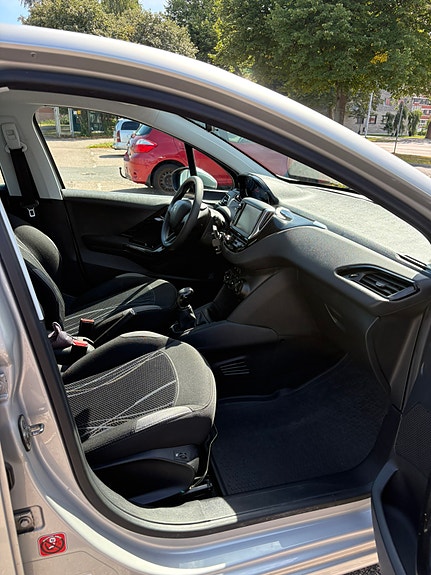 Peugeot 208 10 of 15