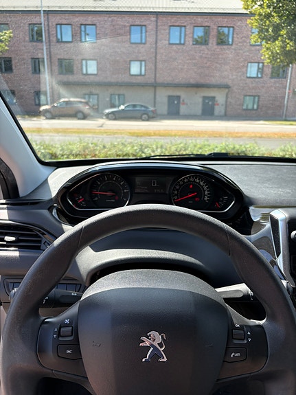 Peugeot 208 8 of 15