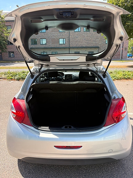 Peugeot 208 14 of 15