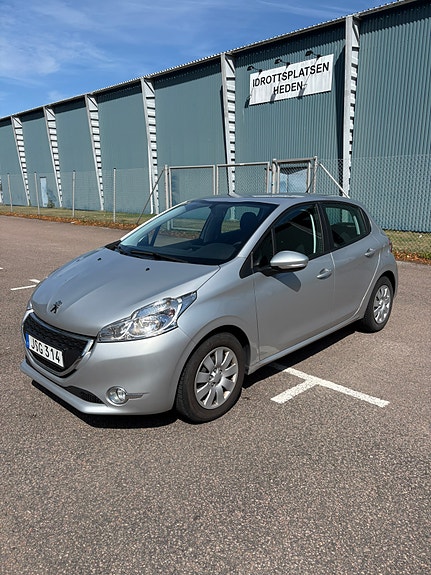 Peugeot 208 2 of 15