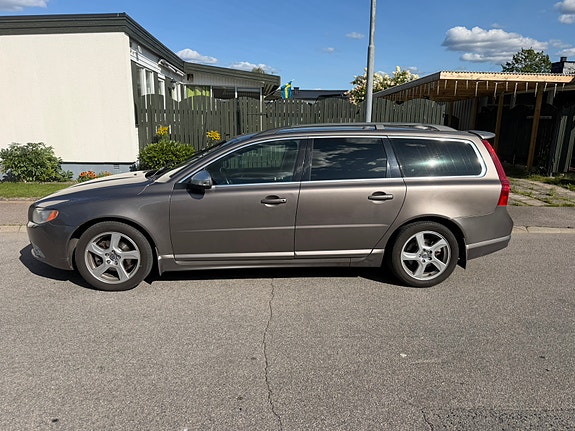 Volvo V70 2 of 7