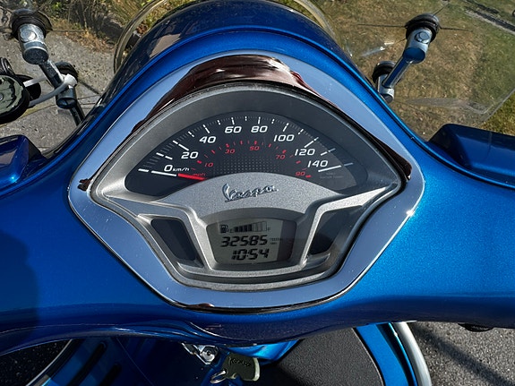 Vespa GTS 300 2 of 4