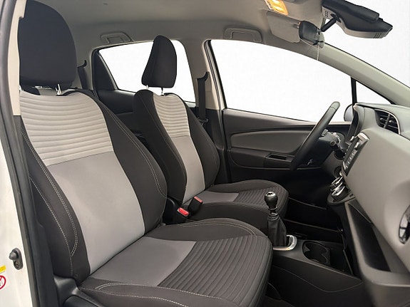 Toyota Yaris 13 of 30
