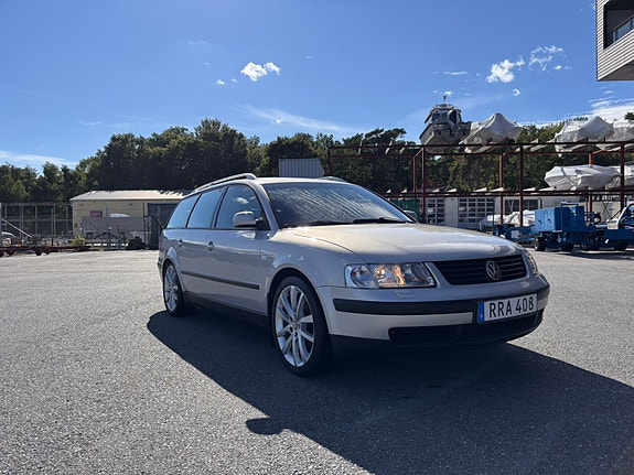 Volkswagen Passat 4 of 12