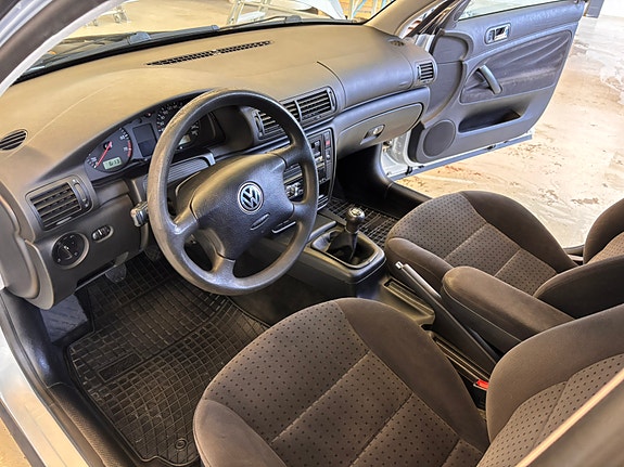 Volkswagen Passat 5 of 12