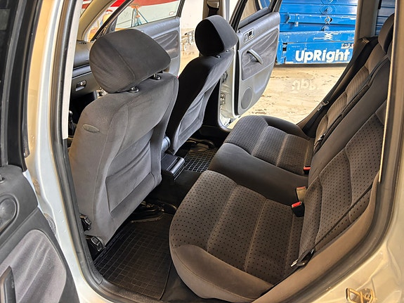 Volkswagen Passat 6 of 12