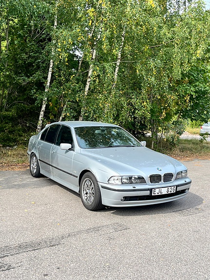 BMW 520i 2 of 4