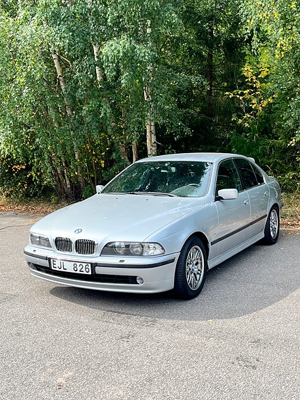 BMW 520i 3 of 4