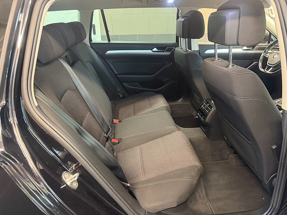 Volkswagen Passat 19 of 30