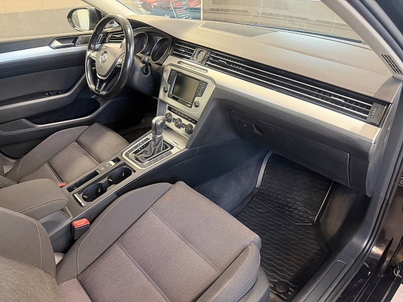 Volkswagen Passat 18 of 30