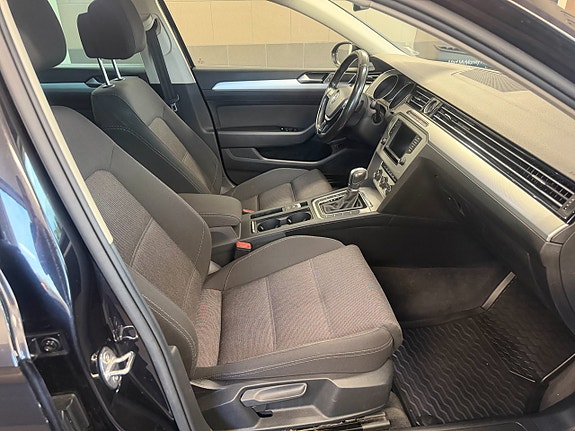 Volkswagen Passat 17 of 30