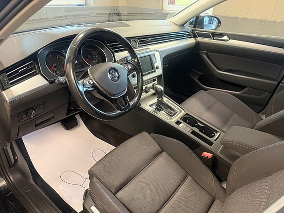 Volkswagen Passat 21 of 30